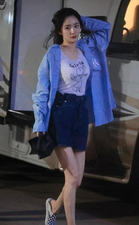 女人穿爆料裙子视频图片,视频图片引发热议